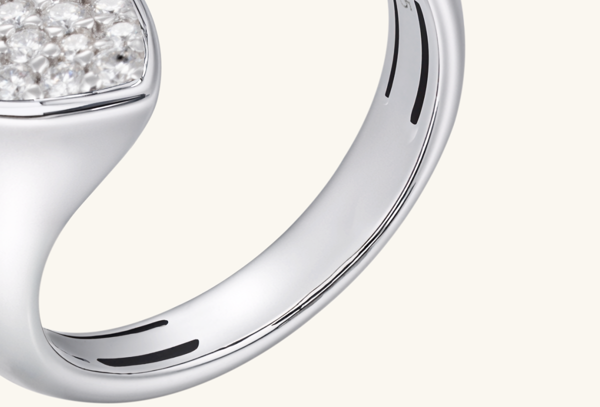 Macro zoom on the trillion stone’s facets and prong details