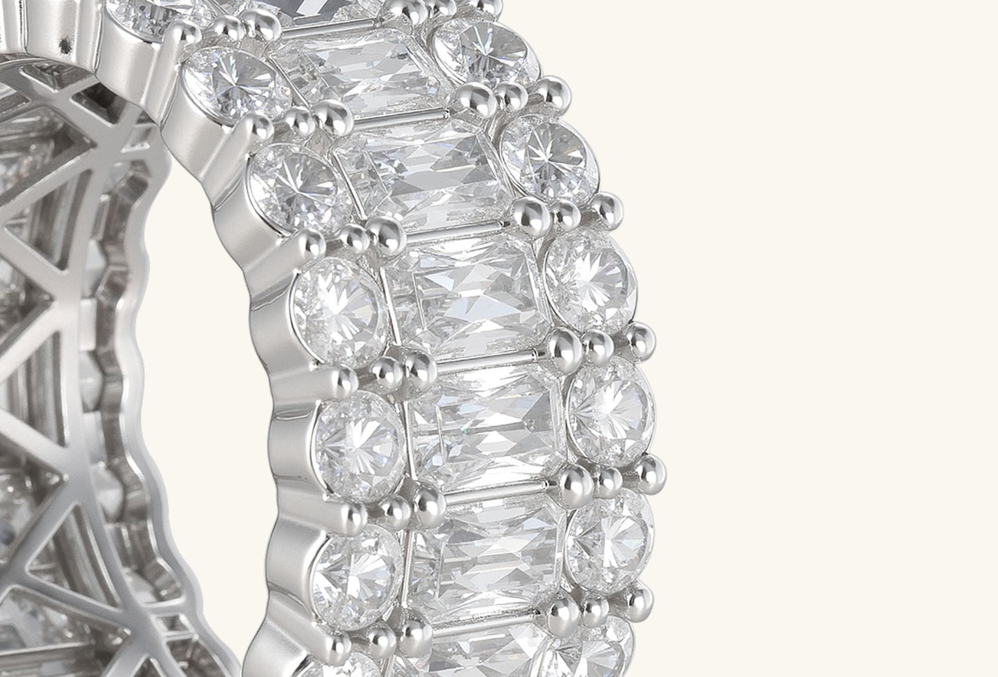 Close-up of Luxury 14K Diamond Ring diamond arrangement with round and baguette cuts